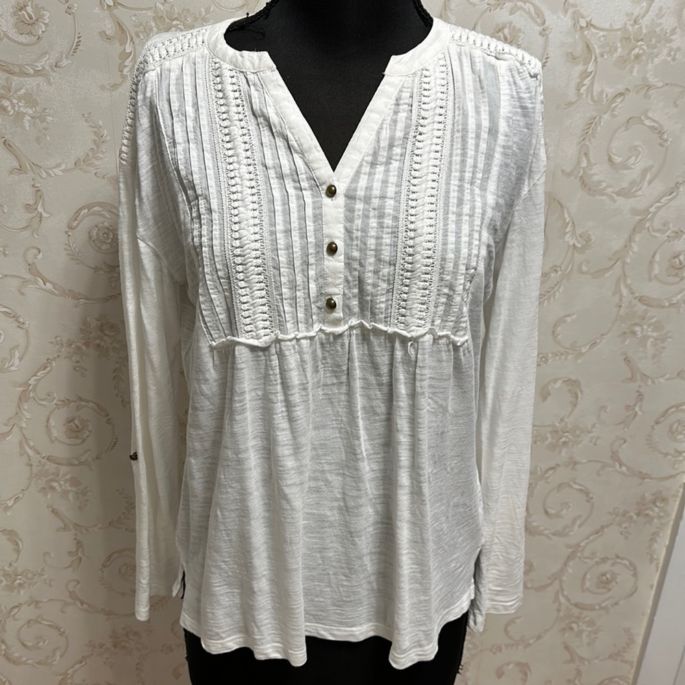 Never worn Gloria Vanderbilt white bohemian top. Size M